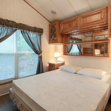 Spring Gulch Screened Park Model 6 Mount Airy Ruang foto